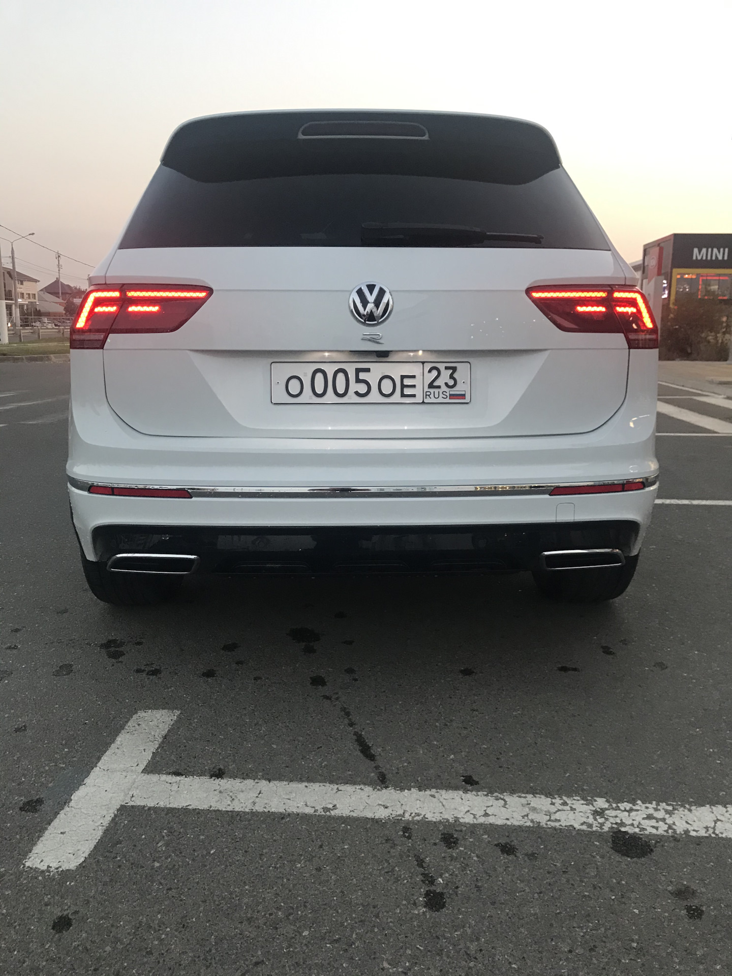 Тигуан шильдики. Шильдики r line Tiguan. Шильдик r line Тигуан 2. Шильдик r Volkswagen Tiguan. Шильдик р лайн на Тигуан.