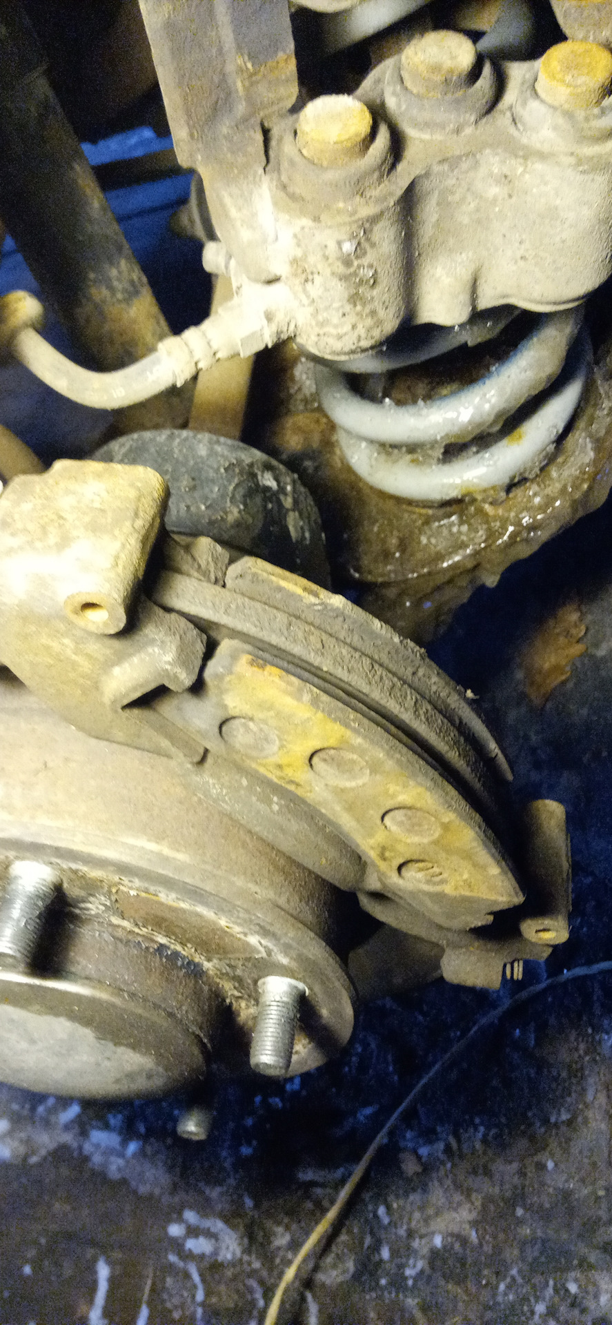 Замена передних тормозных колодок на Ниве — Chevrolet Niva, 1,7 л, 2005 ...