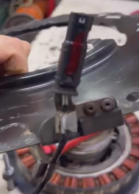 Как видно на фото, датчик крепится непосредственно к пластине, которая закрывает катушки электромотора — Volkswagen Jetta Hybrid