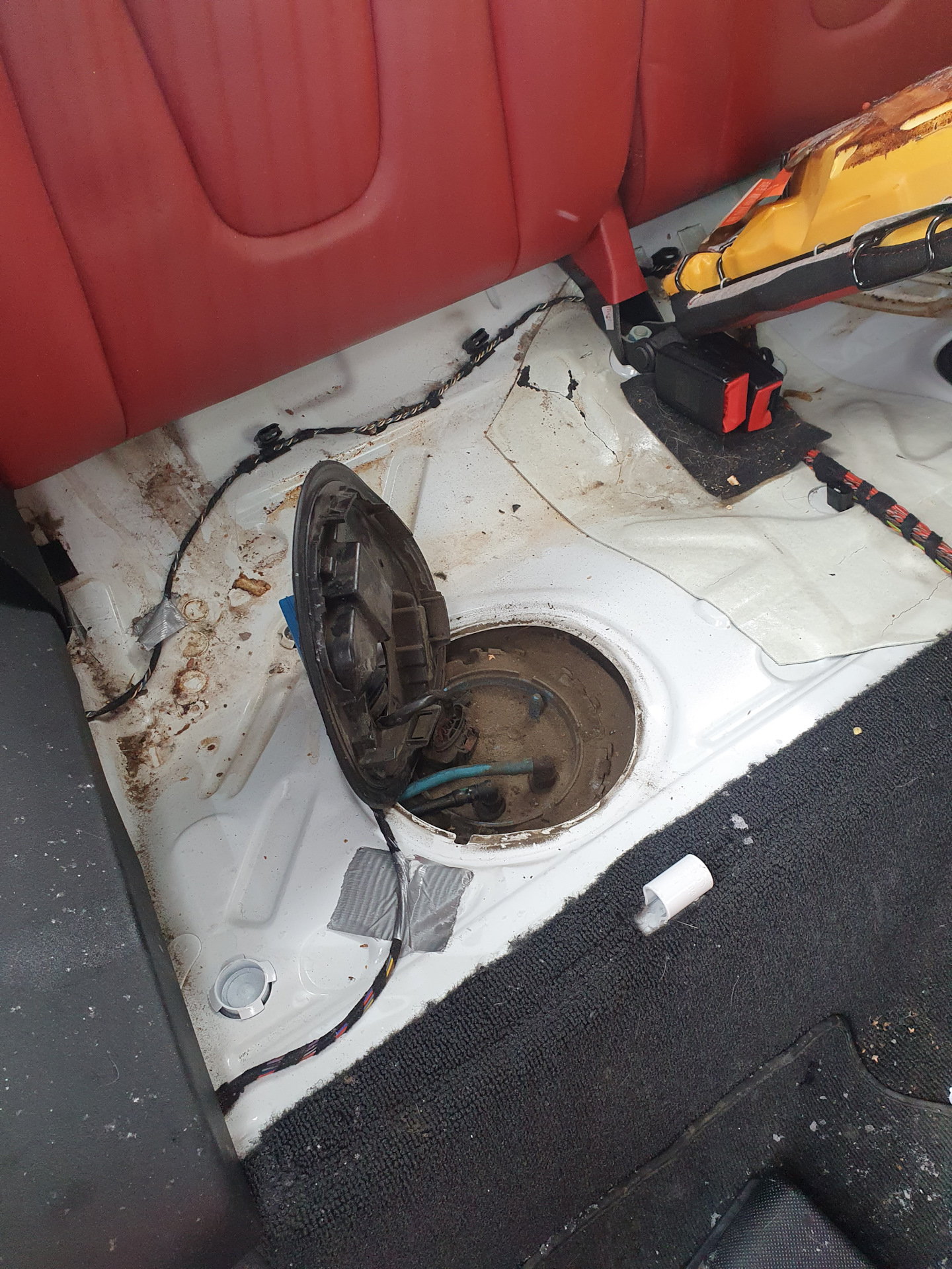 Замена конектора на топливной трубке. — Audi TT (2G), 2 л, 2011 года ...