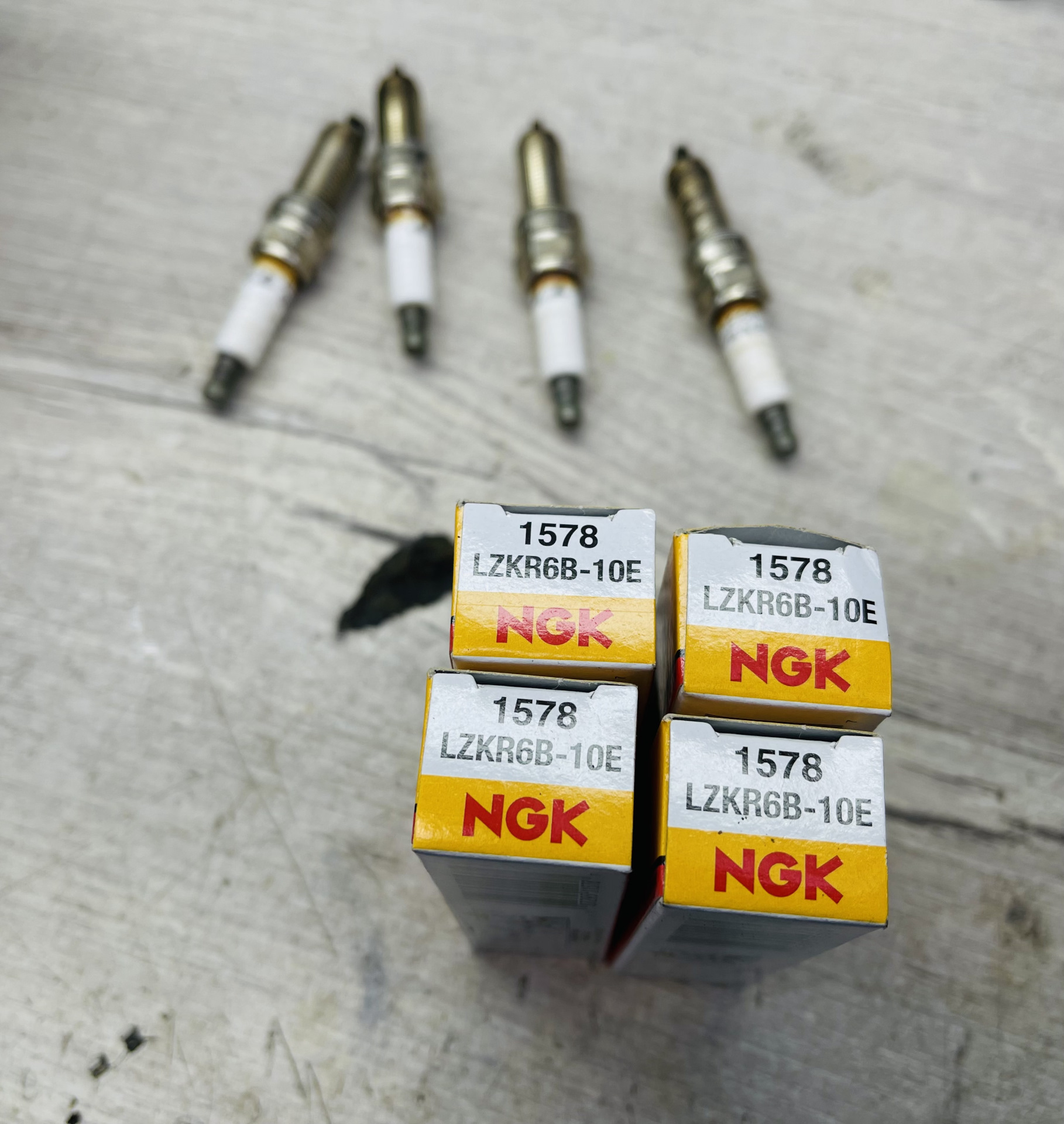 Lzkr6b10e. Свечи зажигания Солярис 1.6 NGK lzkr6b-10e. Свеча зажигания NGK 1578 lzkr6b-10e. NGK 1578 lzkr6b-10e made in Korea.
