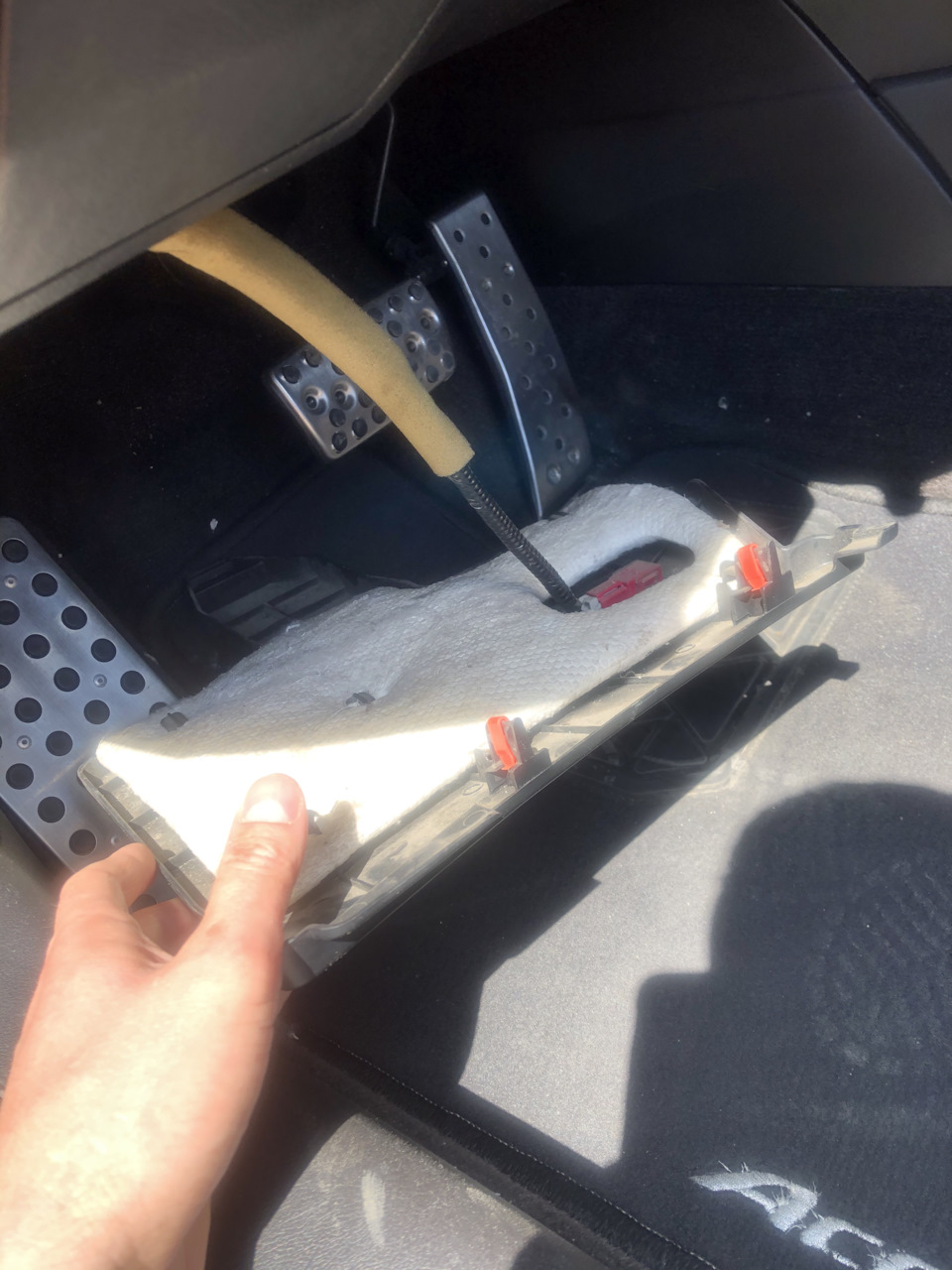 Снимаем секцию где подсветка ног, слегка потягивая, на на защёлках — Honda Accord (8G)