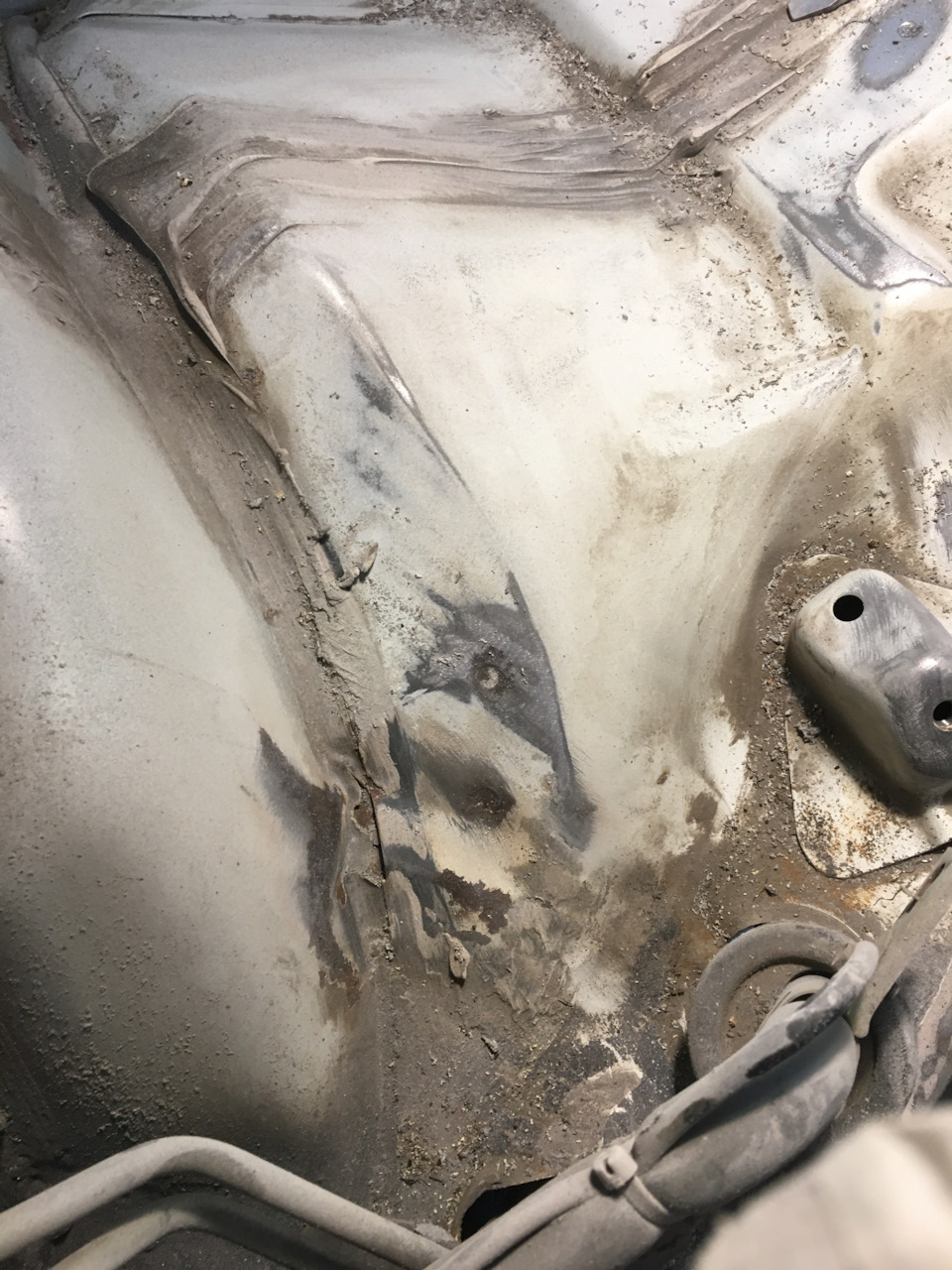 Последствия ДТП — складки в районе заднего левого подкрылка — Toyota Crown (S120)