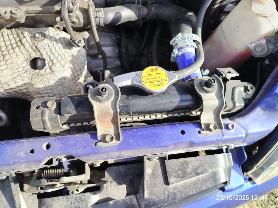 Или вот. Я вообще такой радиатор впервые в живую увидел 😂 — Daihatsu Yrv