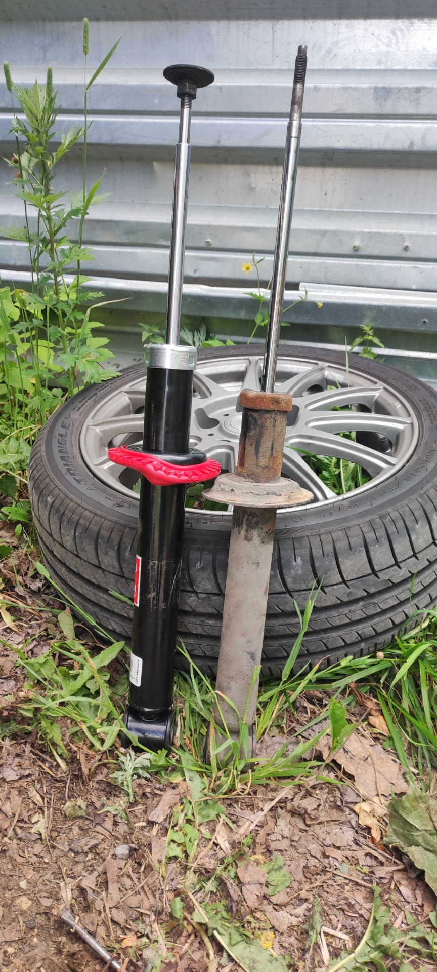 На правой стороне автомобиля, амортизатор был исправен, только отбойник уничтожен. Слева шток был с коррозией и не выходил из тела самостоятельно (клинел) — Lada Гранта Лифтбек (2G)