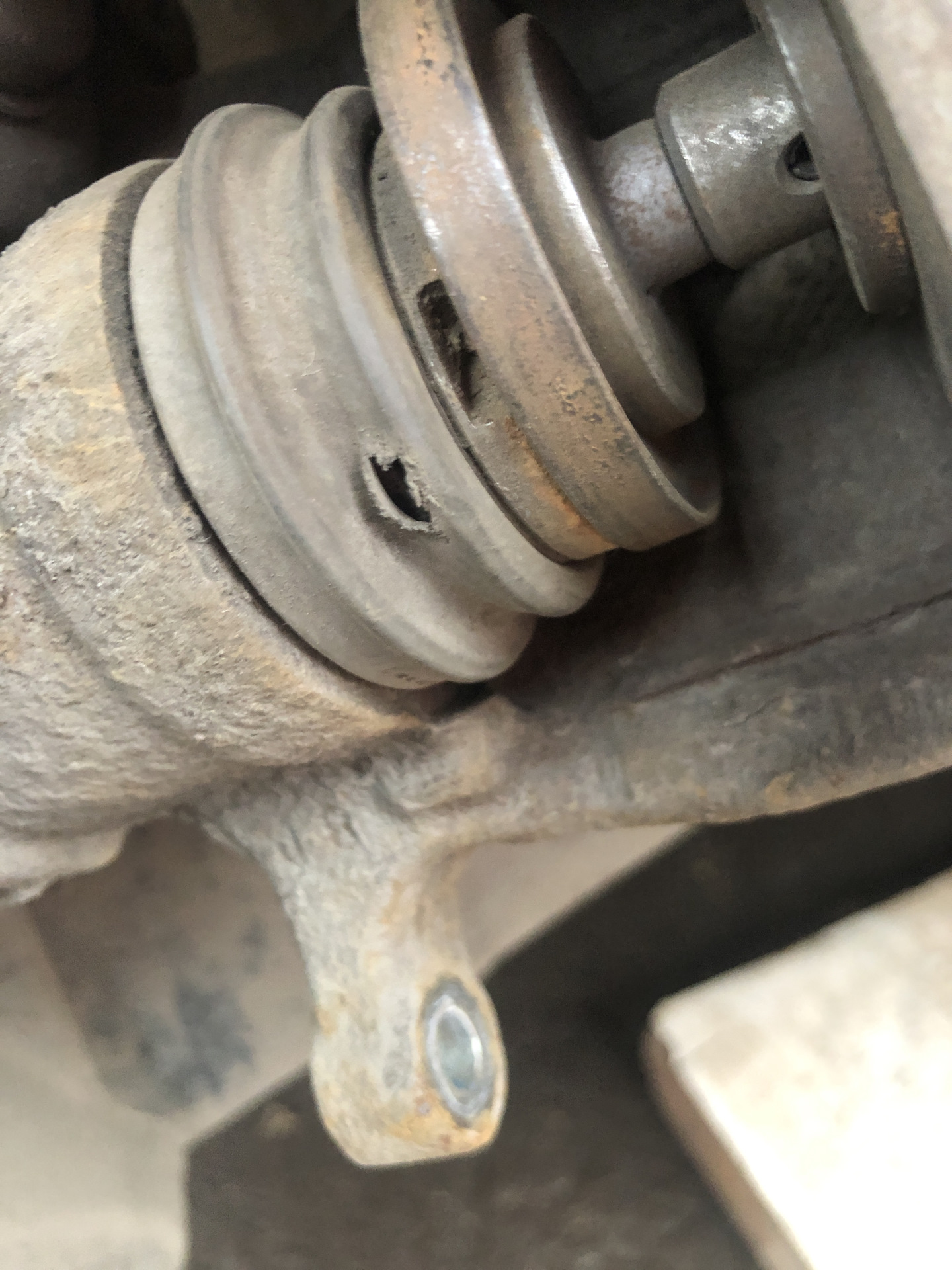 Пыльник поршня заднего суппорта — Volkswagen Tiguan (1G), 2 л, 2012 ...