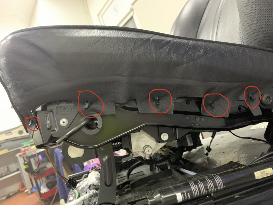 Снимаем пластик по кругу. Теперь нужно достать поджопник. Отгибаем немного острые фиксаторы и подтянув вниз снимаем кожу. — BMW 7 series (E65/E66)