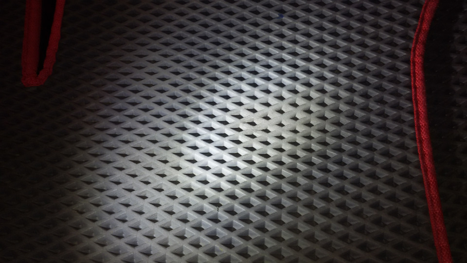 LWAAAgGhUuA 960 для чего нужен подпятник на коврик в машину