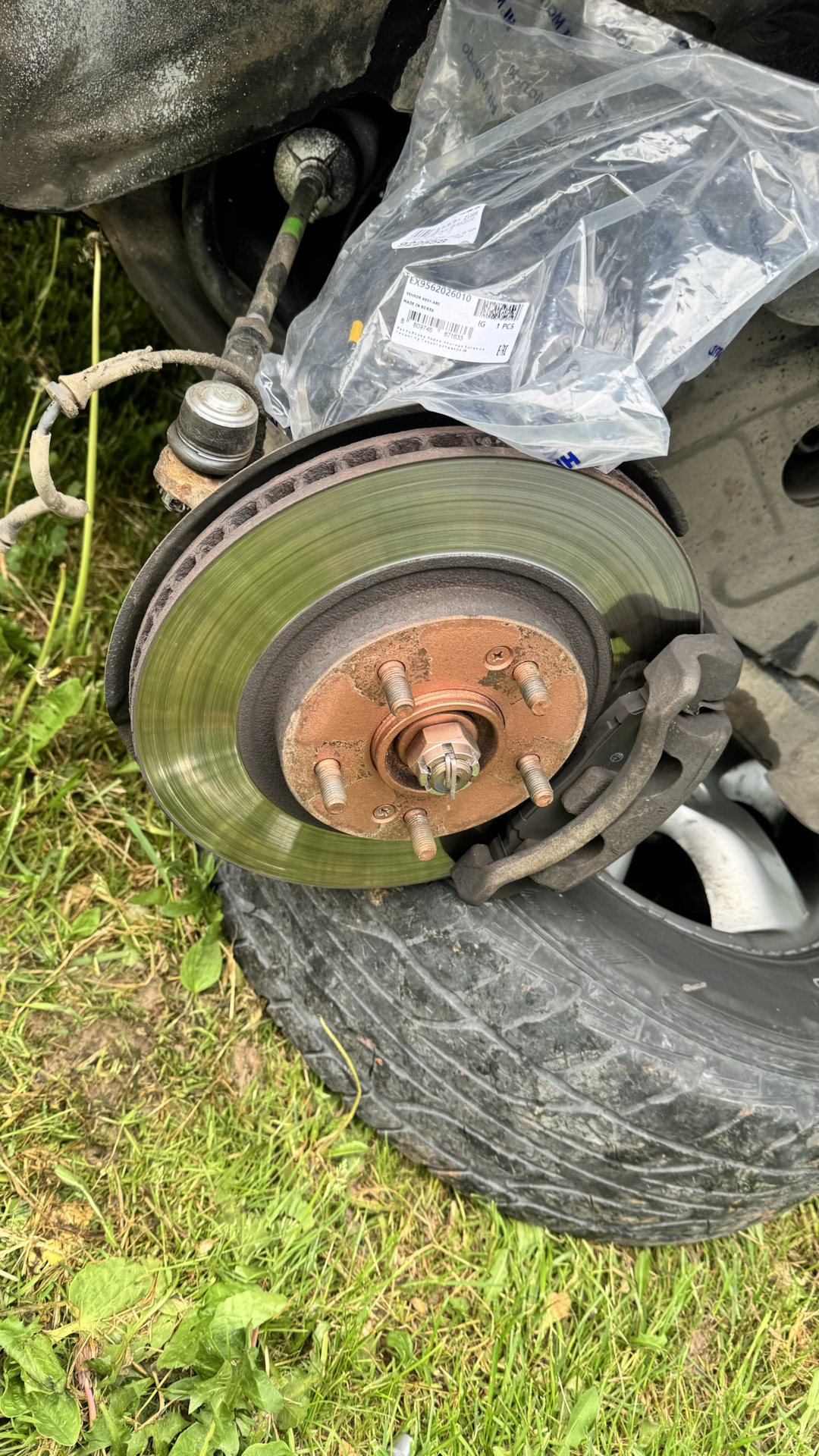 Замена правого переднего датчика АБС — Hyundai Santa Fe (1G), 2,7 л ...