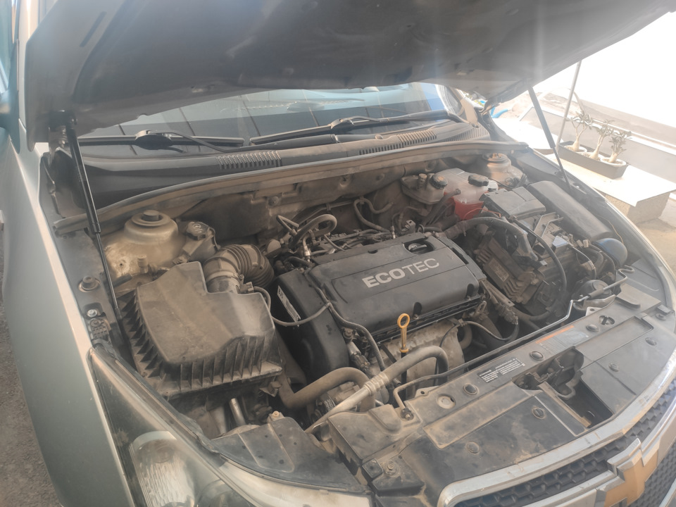 Капот теперь на упорах. Ниже на 5-6 сантиметров открывается. — Chevrolet Cruze (1G)