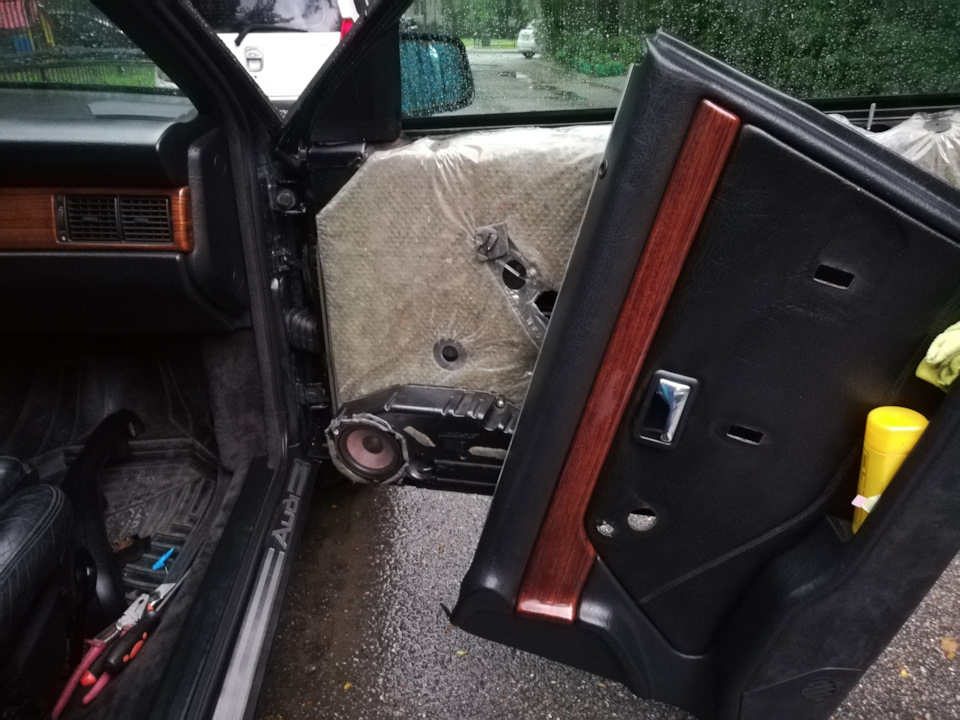 Штатные динамики в передние двери. — Audi 200 (20v), 2,2 л, 1990 года ...