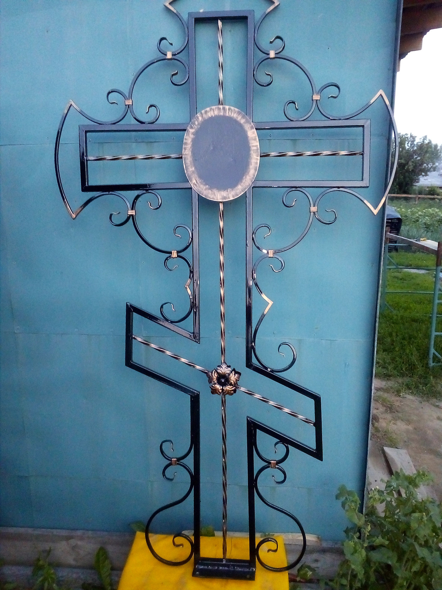 Православный кованый могильный крест. Крест могильный металлический холодной ковки. Крест могильный металлический из профильной трубы. Холодная ковка кресты могильные. Крест могильный металлический православный.