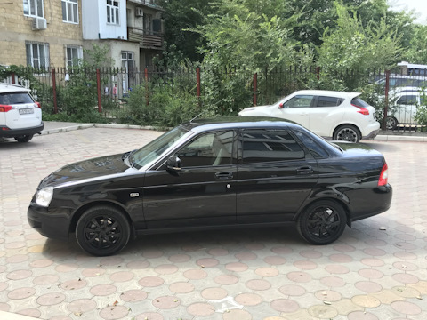 Черная приора на черных дисках r15