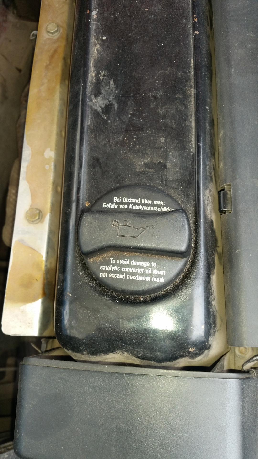 Крышка маслозаливной горловины. — Volkswagen Passat B5, 1,6 л, 1997 ...