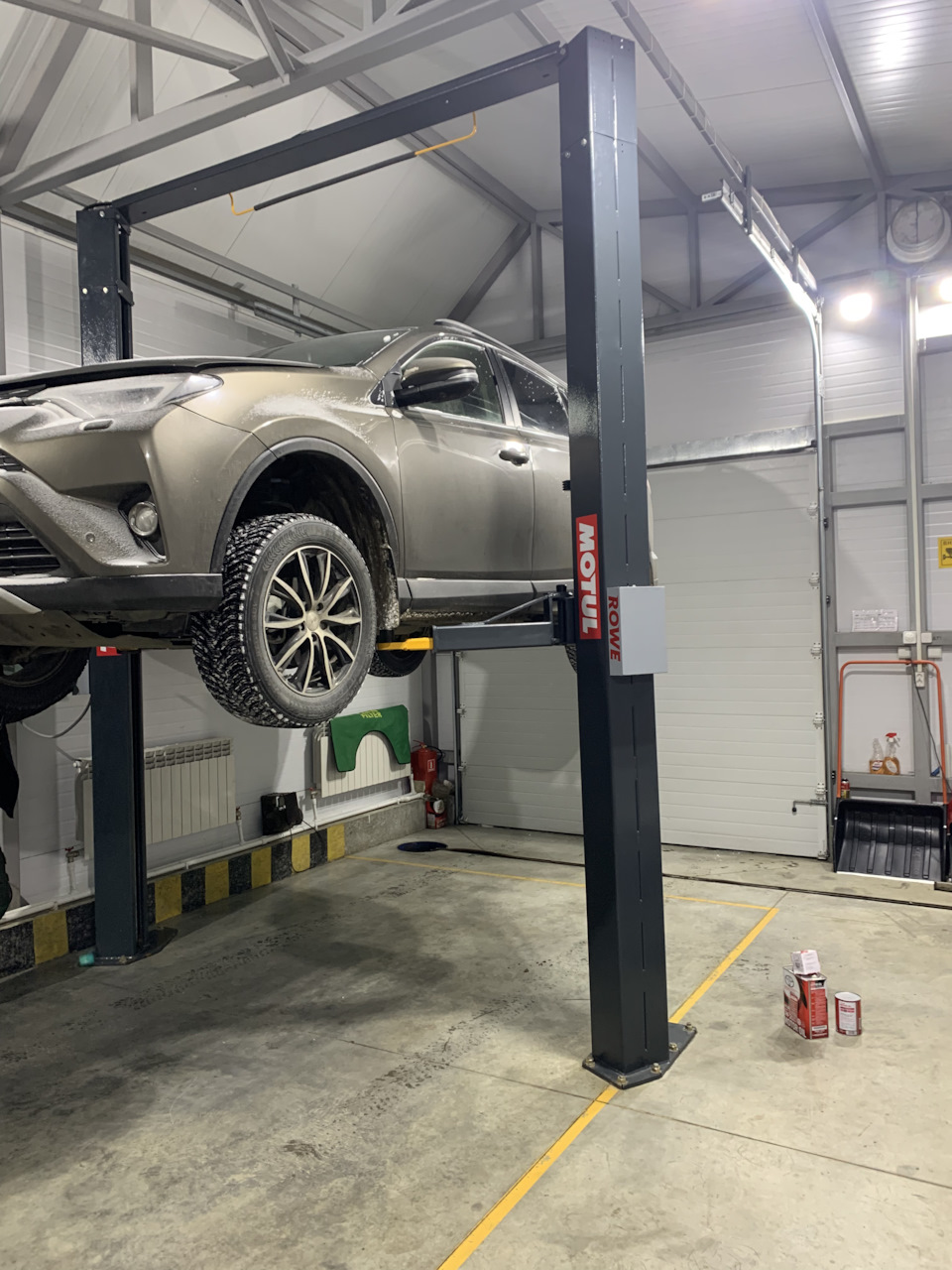 Фото в бортжурнале Toyota RAV4 (IV)