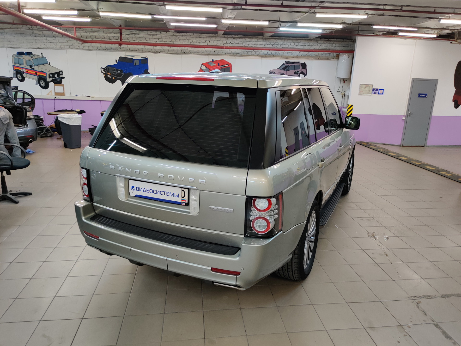 Ленд ровер клуб. Ленд Ровер 2005 низ арок. Дооснащение ленд Ровер. Land Rover range Rover клубный сервис. Флаг ленд Ровер клуба.