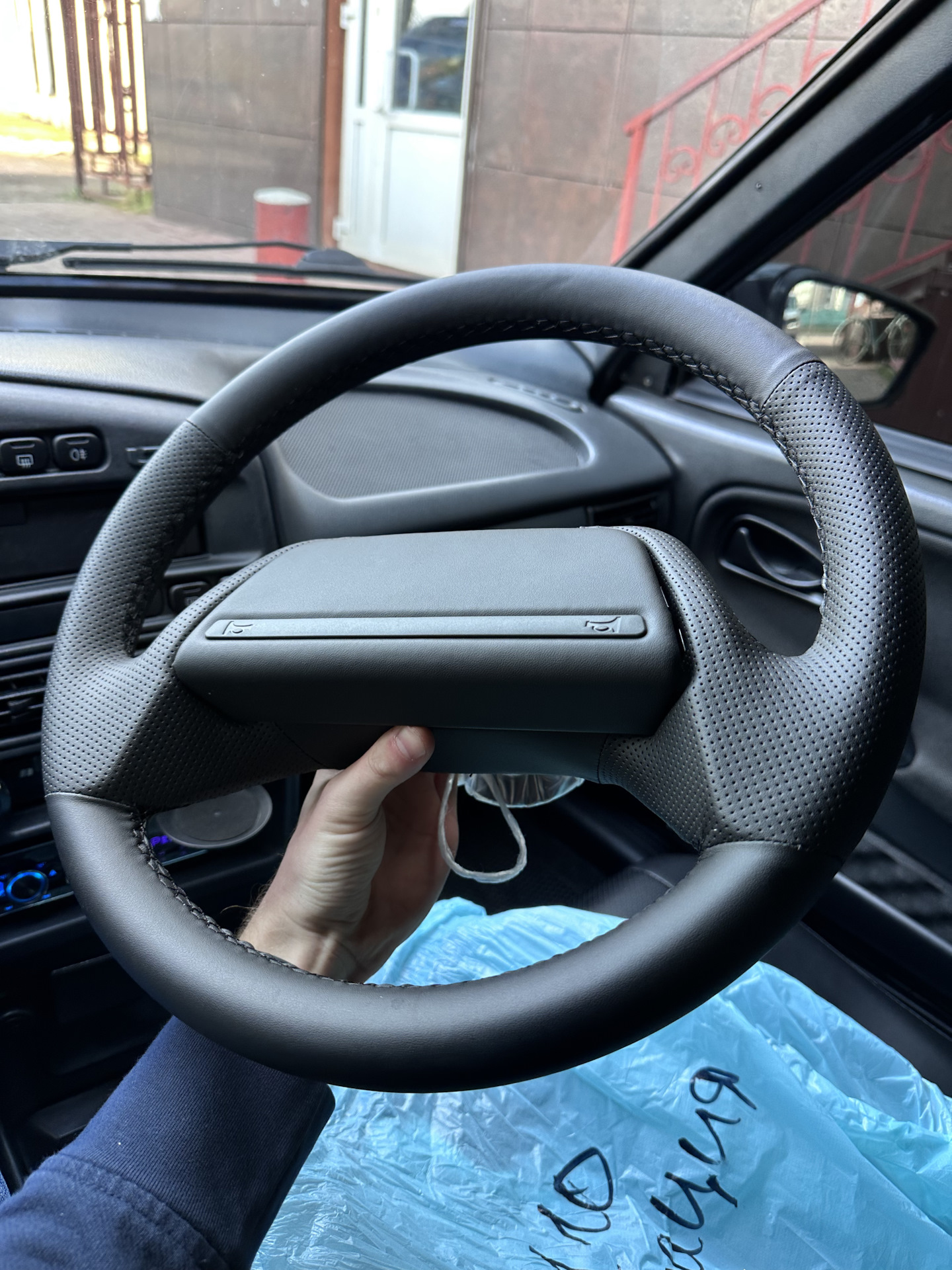 Замена штатного руля на руль с перфорацией — Lada 2114, 1,6 л, 2013 ...