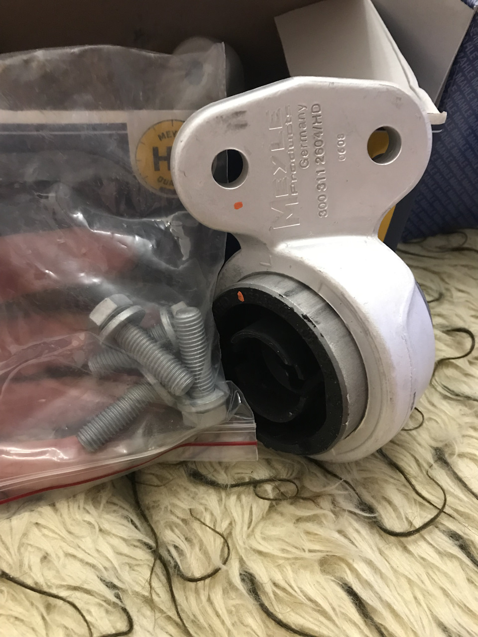 Сайлентблок в сборе с крепежом Meyle — BMW 3 series (E46). Запчасти на фото: 3003112604