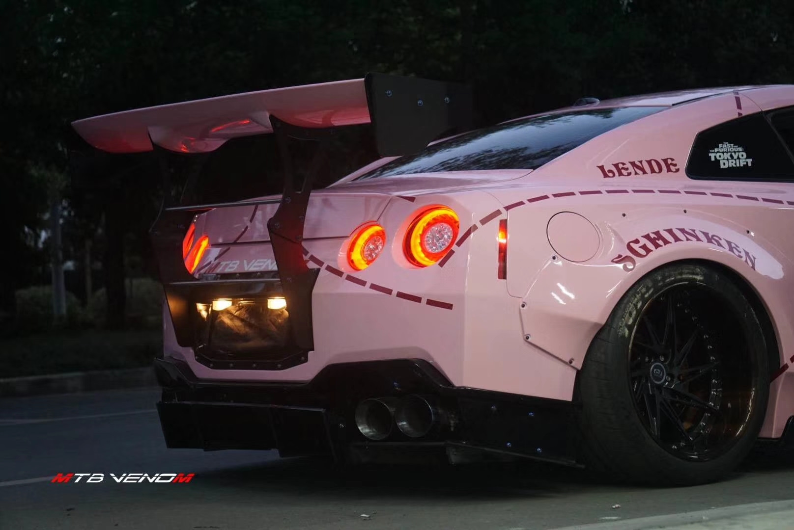 Nissan GTR розовый