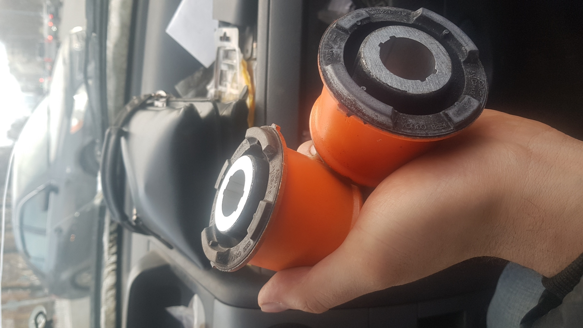 Крепление катализатора к подрамнику вольво v60. Замена втулок подрамника вольво s80. Сайлентблоки подрамника хс90. Вольво хс90 сайлентблоки заднего подрамника. Сайлентблоки подрамника вольво хс90.