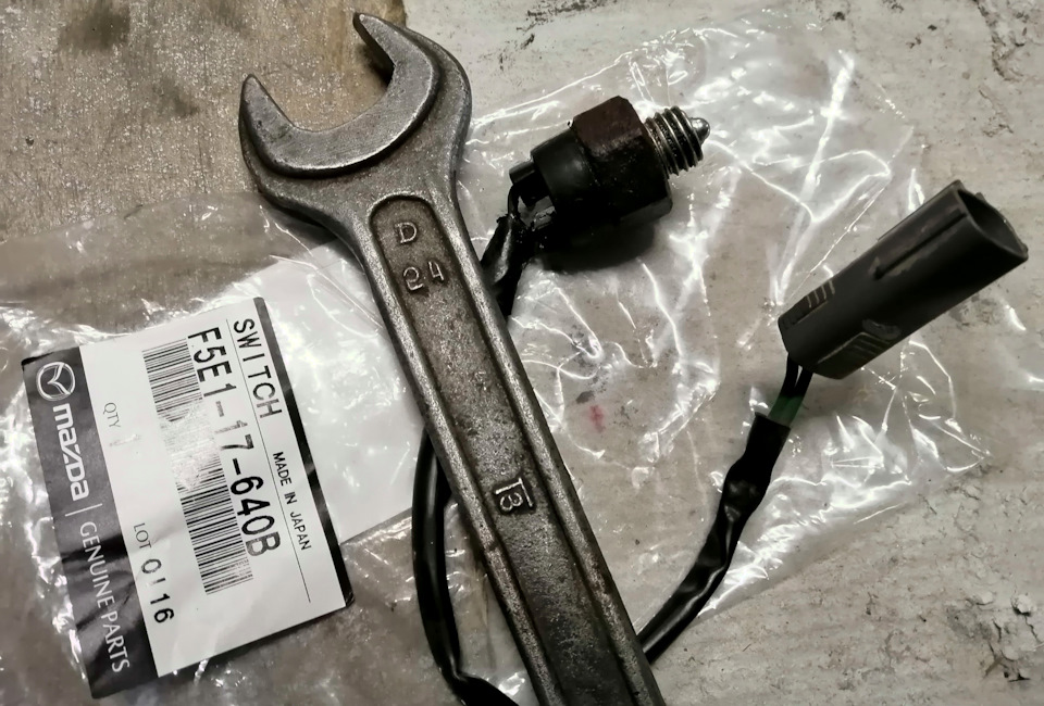 F5E117640B Датчик включения заднего хода для автомобилей Mazda ...