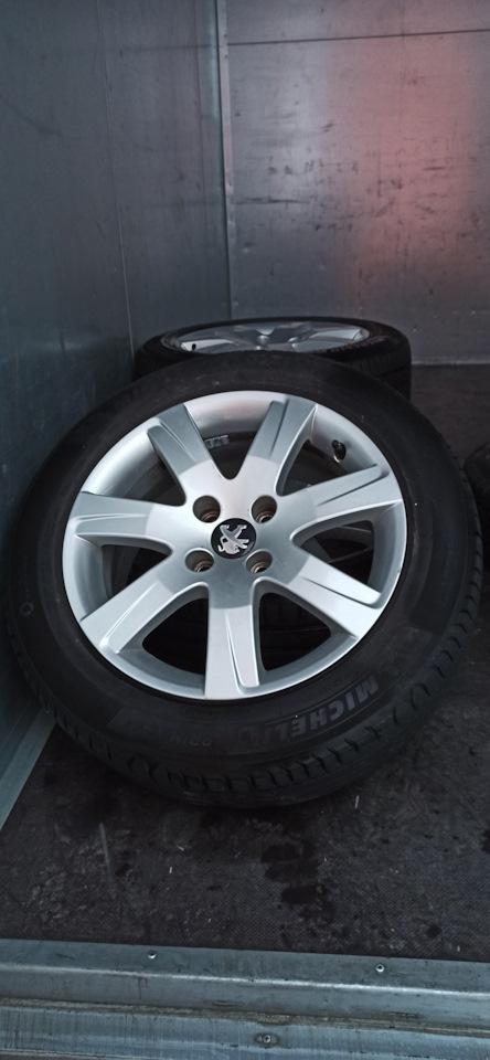 Шины летние Michelin 205/55 R16, литые диски Peugeot 7Jx16 ET-32 4x108 ...