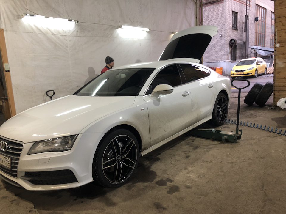 Белая Audi a7 r20