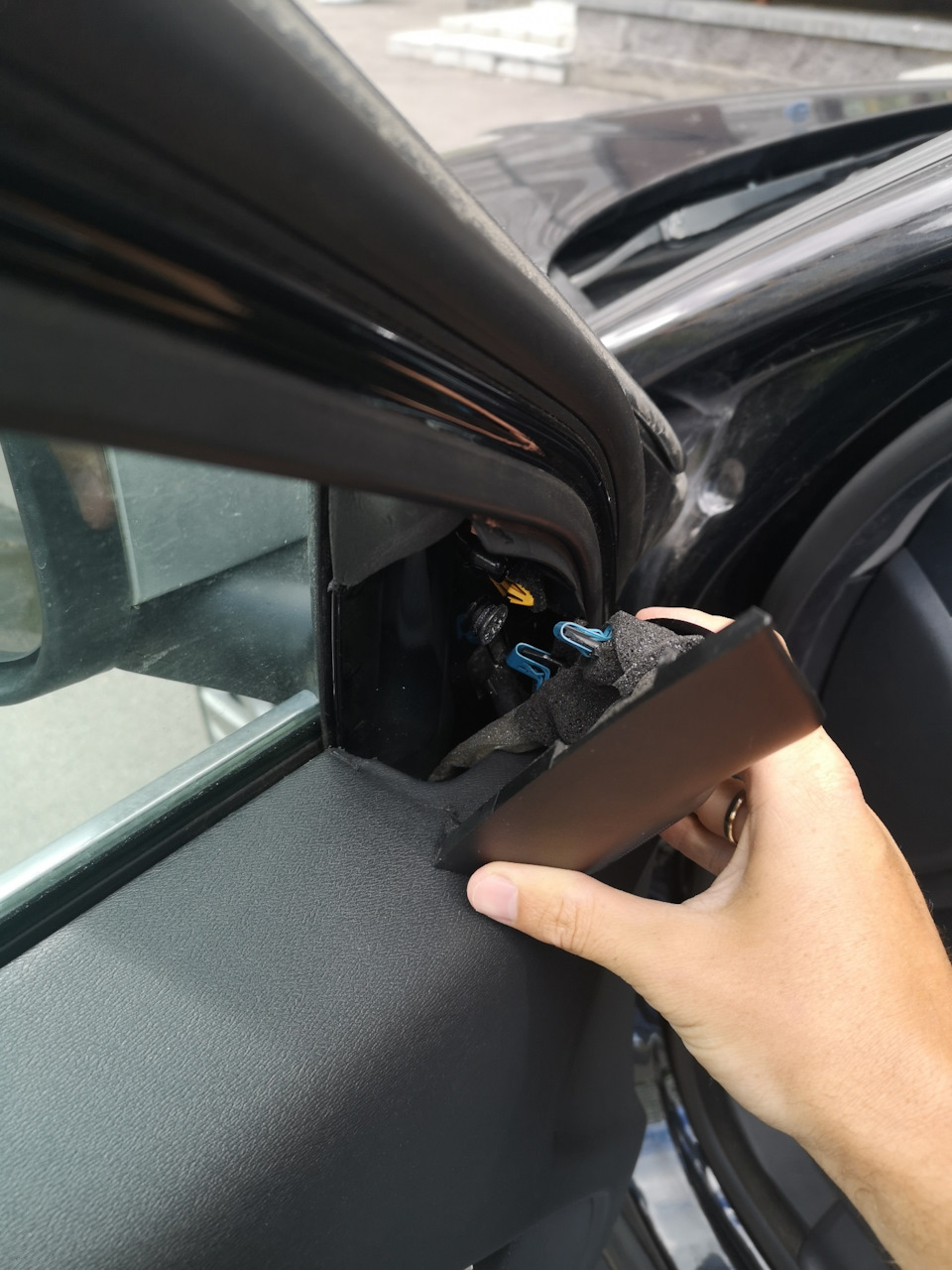 4. Руками отщелкивается уголок пищалки — Volvo XC70 III