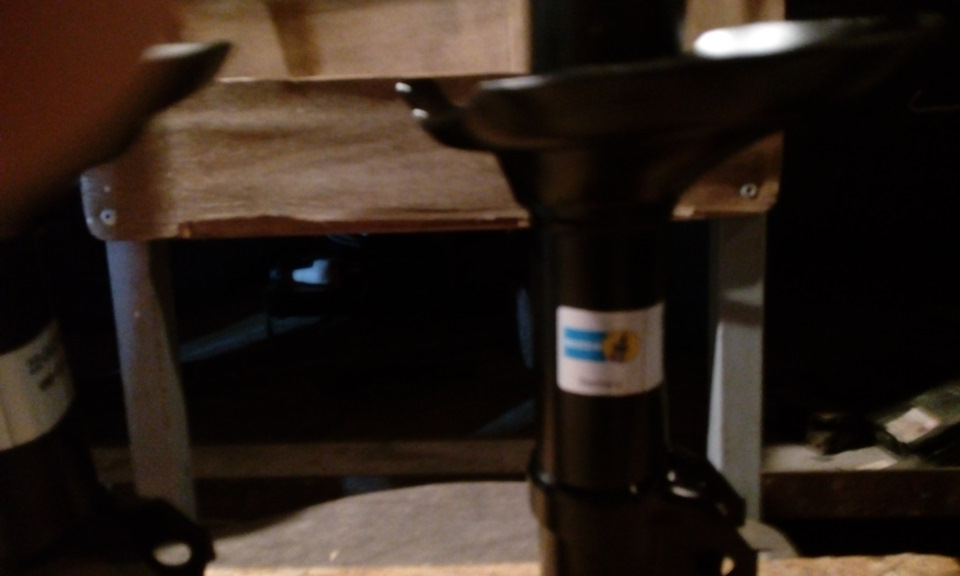 передние амортизаторы BILSTEIN 22041142 на Volkswagen Golf Mk4, SEAT ...