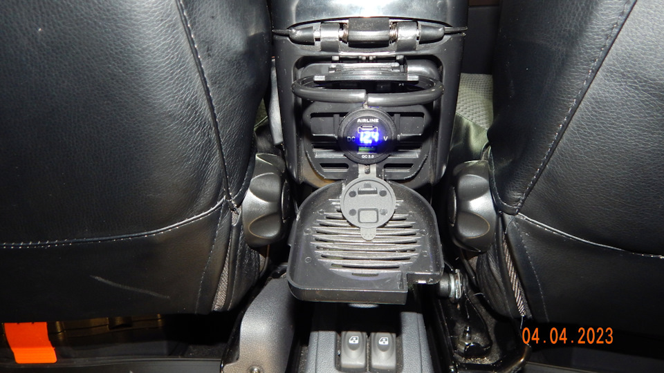 USB-розетка Airline AEBJ202 встраиваемая с 2 портами и вольтметром на ...