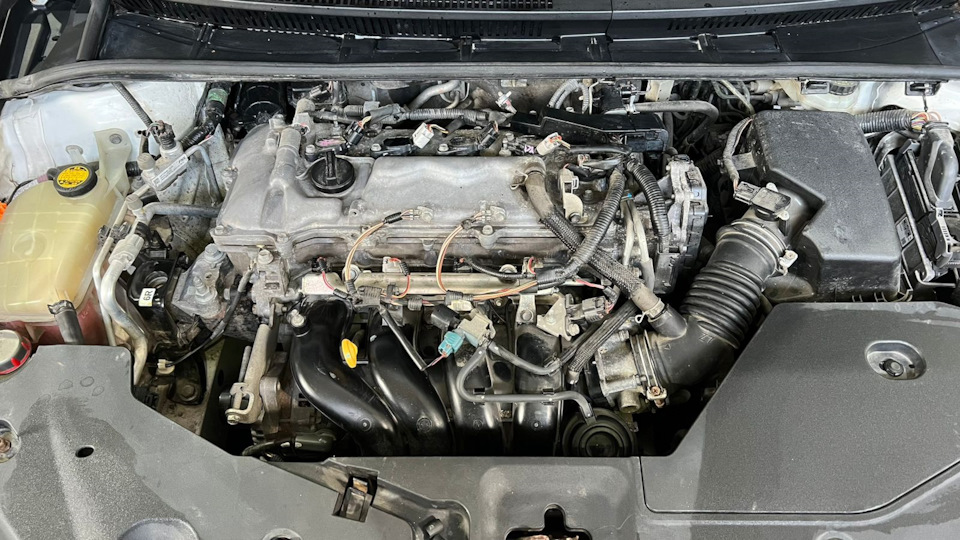 крышка двигателя — Toyota Avensis III, 2 л, 2009 года | запчасти | DRIVE2