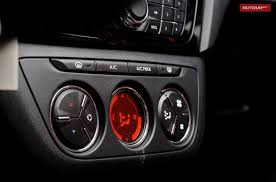 Довольно интересное решение с блоком управление кондиционером. За счет экрана информация воспринимается на ходу эффективно и всегда знаешь, как и куда дует кондей. Да, тут обычный кондиционер, не климат. Весте еще один плюсик в этом плане. — Lada Vesta SW Cross (1G)