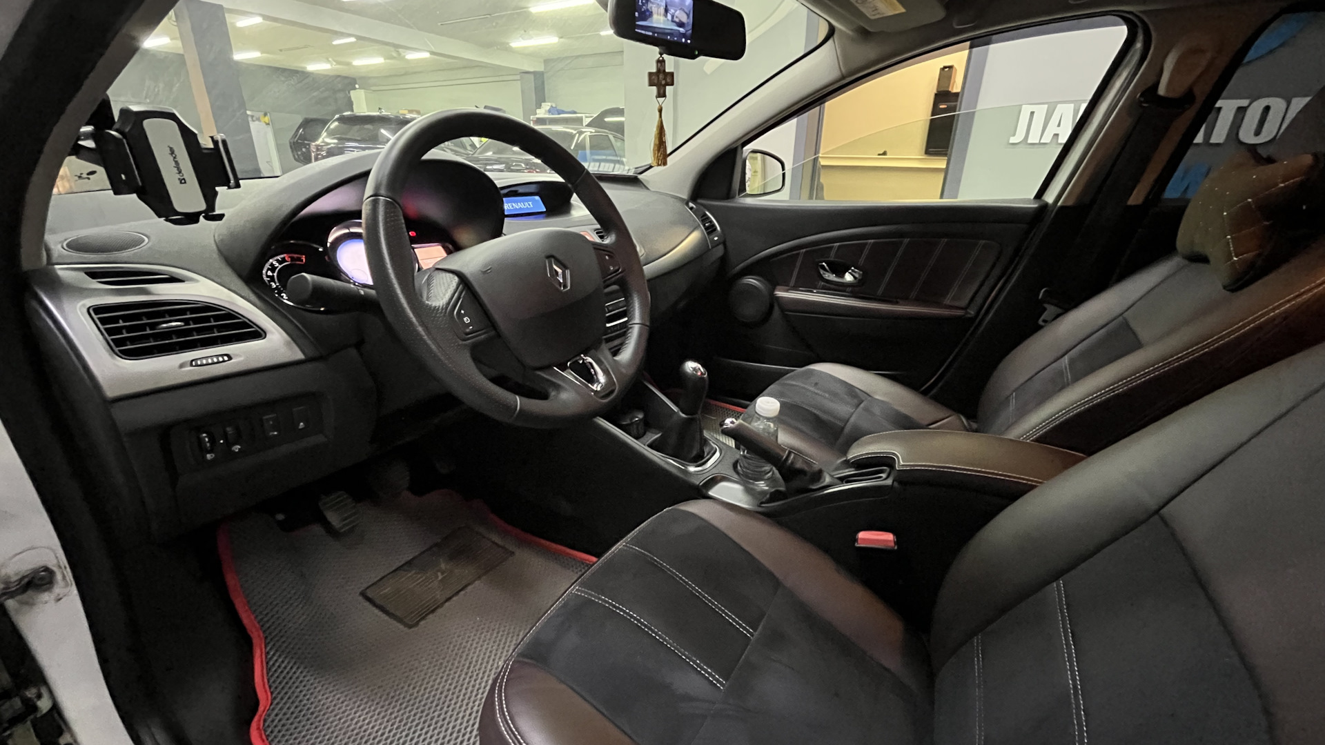 Renault Fluence 1.6 бензиновый 2014 | «Флю» без заглушек на DRIVE2
