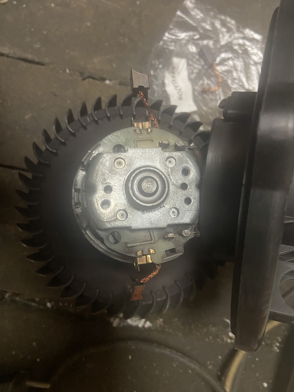 Замена щеток вентилятора печки — Audi A6 (C5), 2,4 л, 1998 года ...