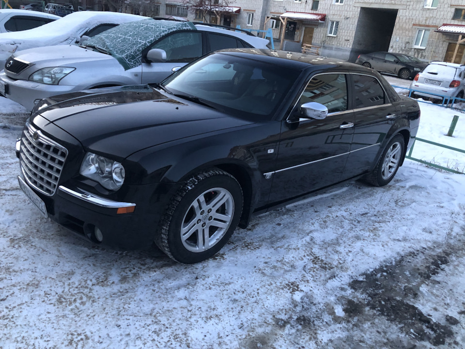 Черный Chrysler 300 1966 в Снежном лесу