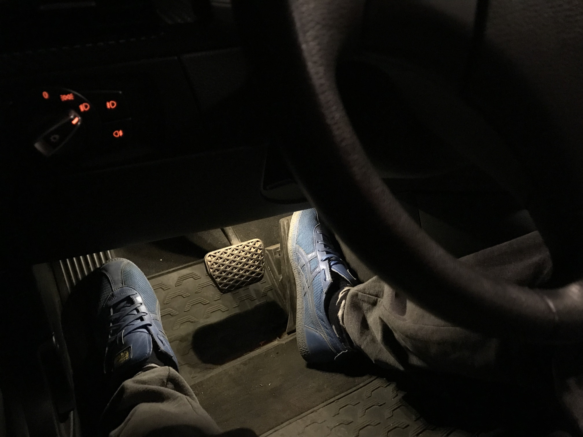Подсветка бмв е90. Подсветка ног BMW e90.
