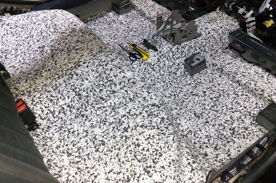 Из унылого и скучного салон превратился в очень весёленький, мягкий и приятный, сидеть лучше, чем на коже :) — Opel Insignia (1G)