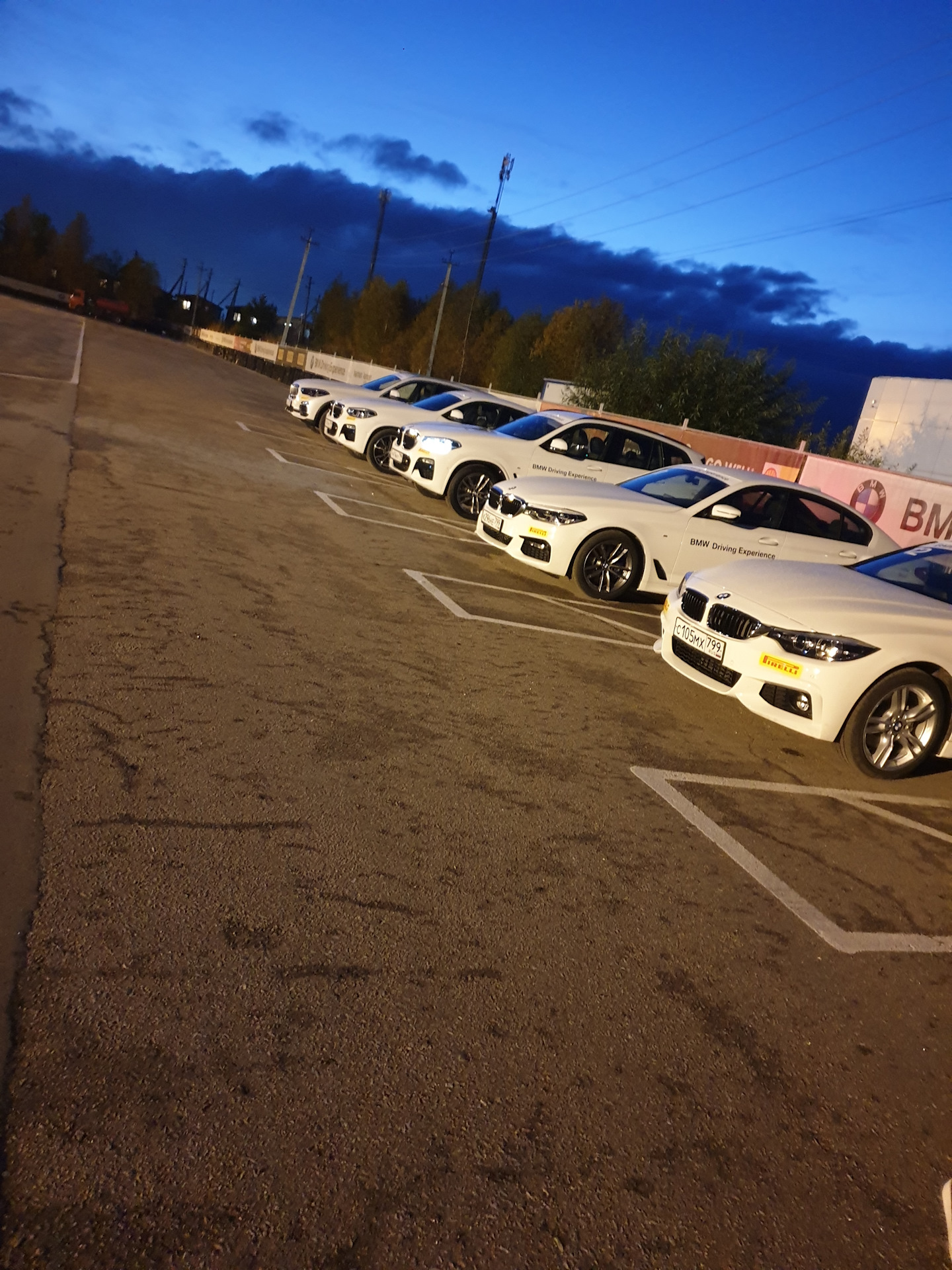 Bmw driving experience. Экстремальное вождение. Бмв драйв экспириенс. Зимний дрифт бмв. Экстремальное вождение.