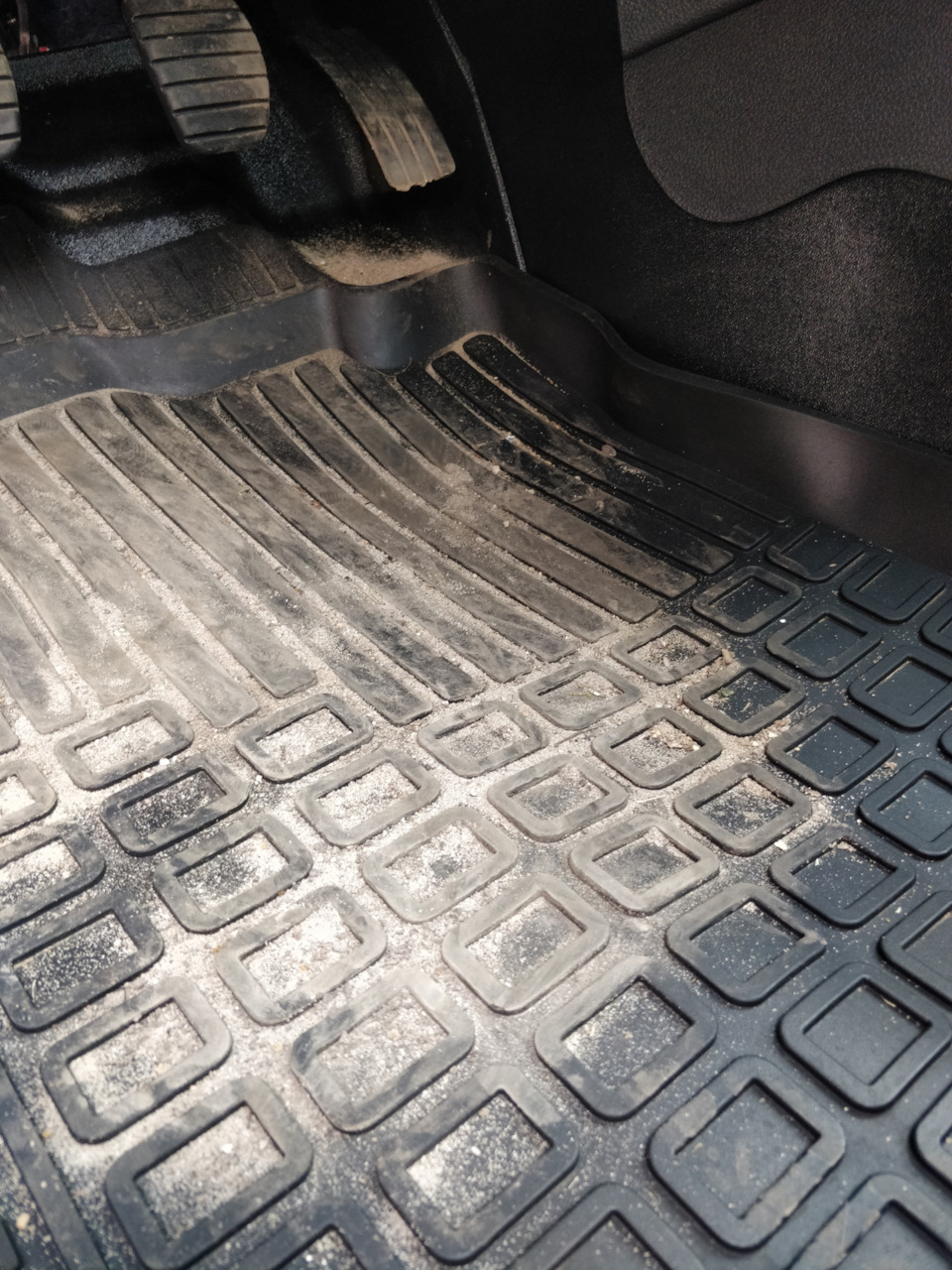 Провал под водительским ковриком — Renault Sandero Stepway (2G), 1,6 л ...