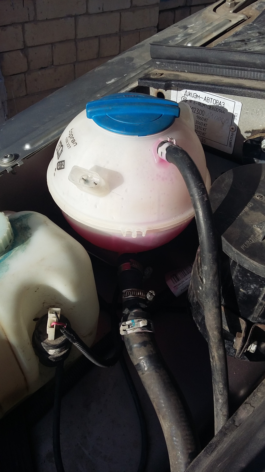 Бачок расширительный ланос 2009. Какой шланг на расширительный бачок. Какой шланг на расширительный бачок. Бачок тормозной жидкости ланос. Патрубок расширительного бачка 2121.