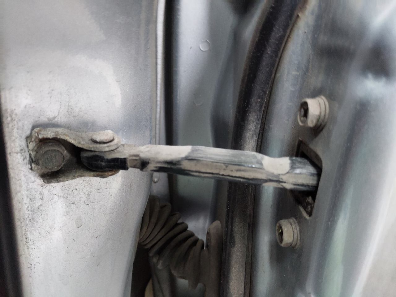 как поменять фиксатор двери