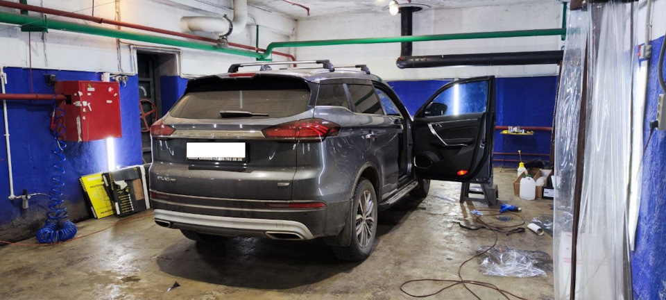 В процессе тонировки — Geely Atlas Pro