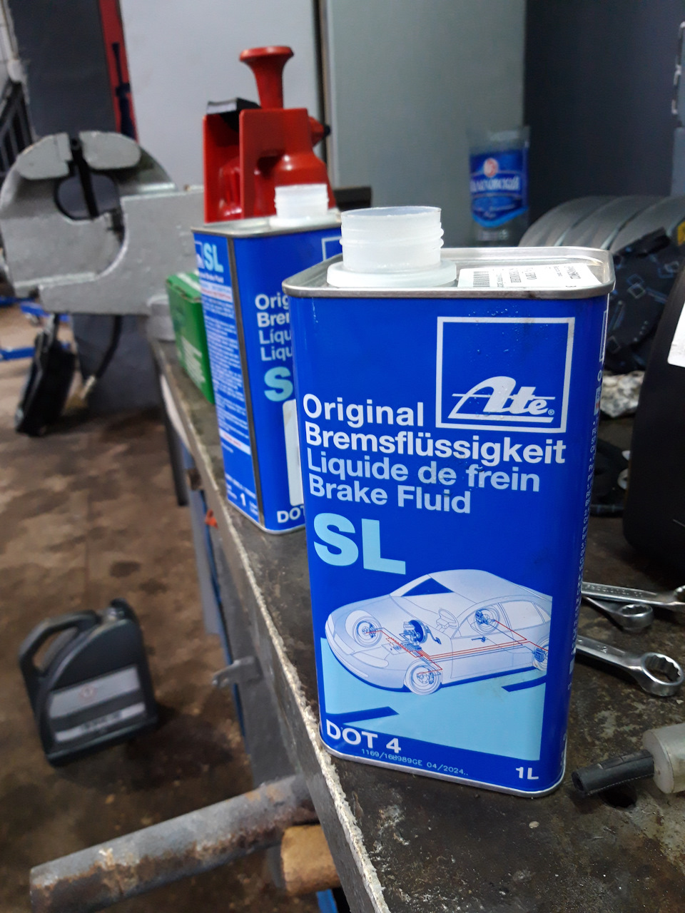 Замена тормозной жидкости — Mercedes-Benz C-class (W204), 1,8 л, 2007 ...