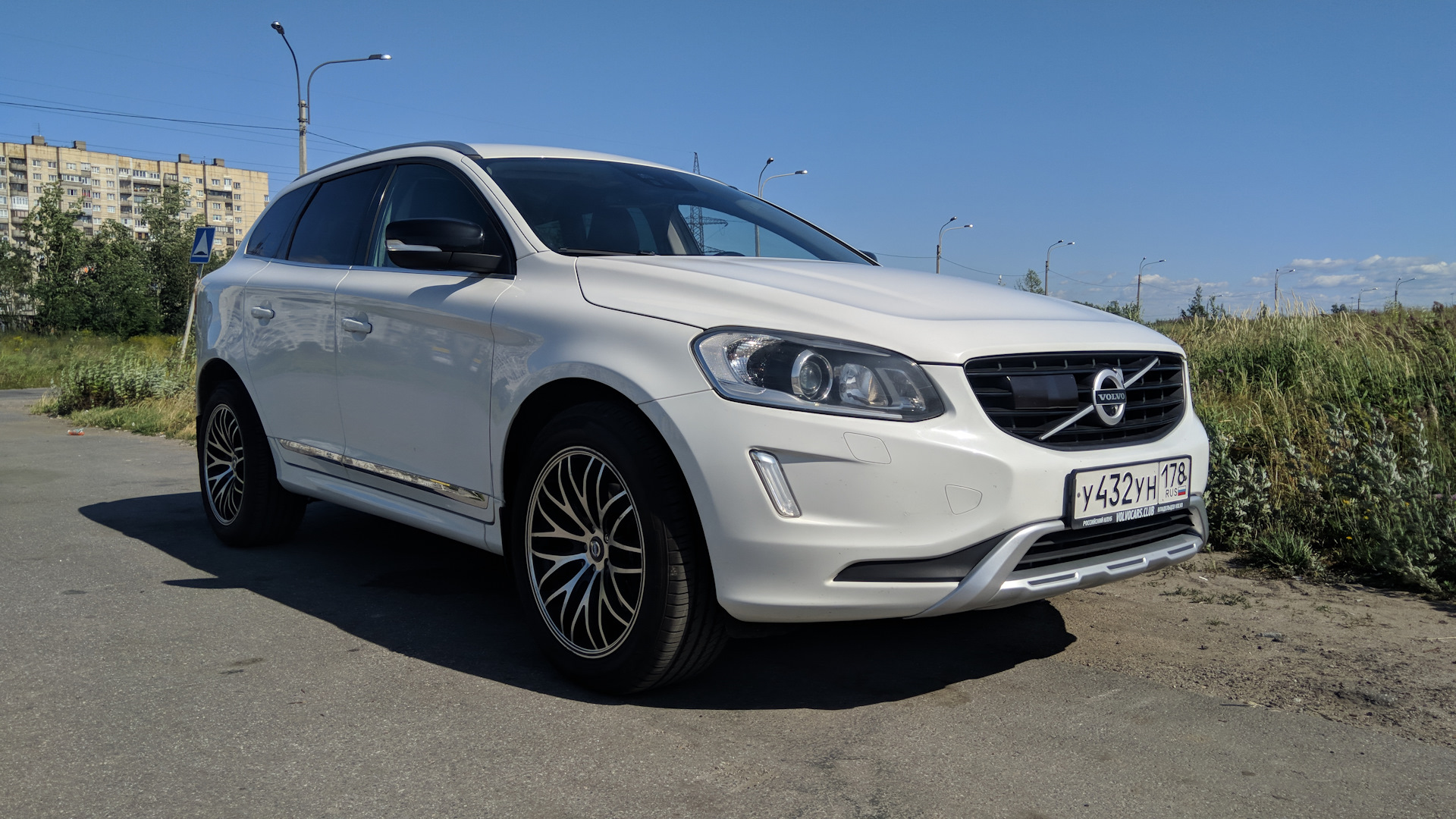 Бел d. Volvo 5 248. Volvo xc60 белая и чёрные зеркала. Volvo 5 003 985. Черный глянец Volvo xc60 белая.