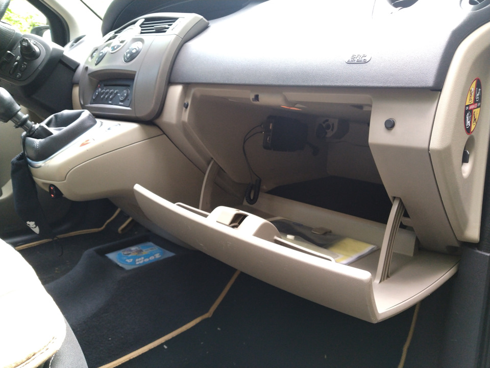 Сломалась ручка бардачка — замена — Renault Scenic II, 1,5 л, 2008 года ...