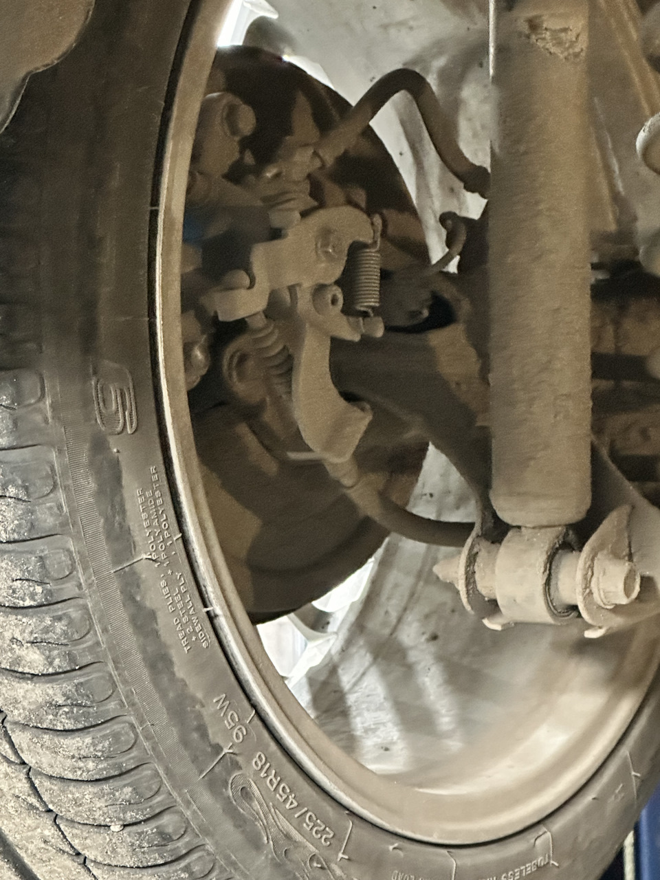 Задний левый, всё в порядке👌 — Toyota Corolla (140/150)