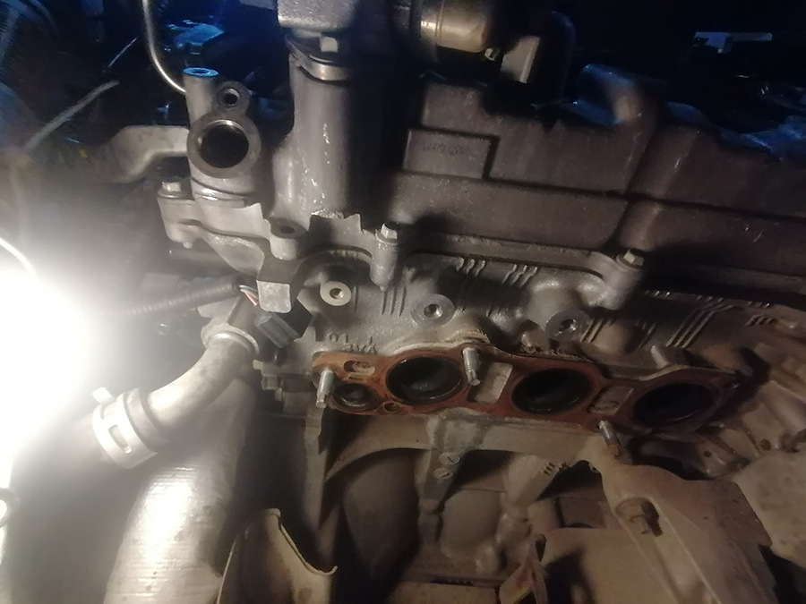 камеру переключил на широкий угол и сфотографировал с тыльной стороны, возможно эта фотография поможет увидеть расположение болтов кто будет делать тоже самое — Nissan Note (2G)