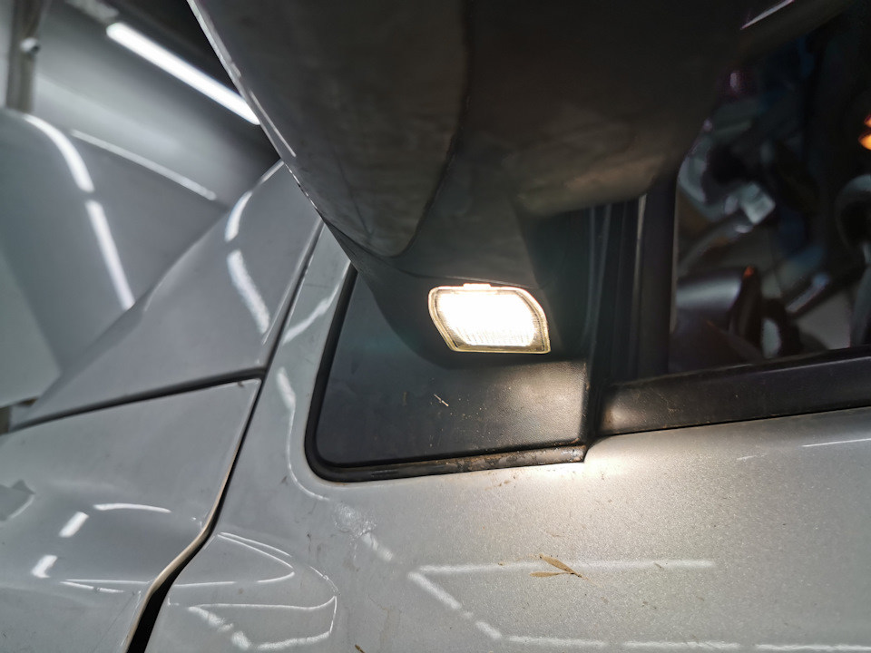 Разборка центральной консоли. Полировка пластика, замена лампы переключения КПП 