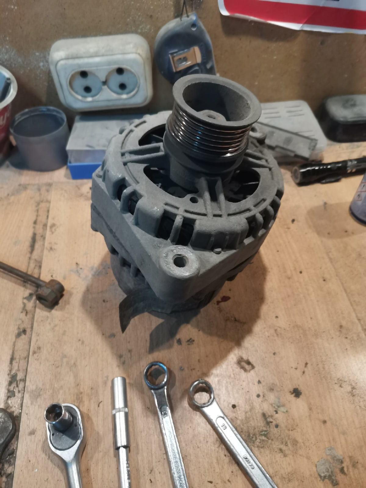 Почему воет генератор. Воет генератор. Сломанный генератор автомобиля. Шумит генератор. Сломанный генератор жд.