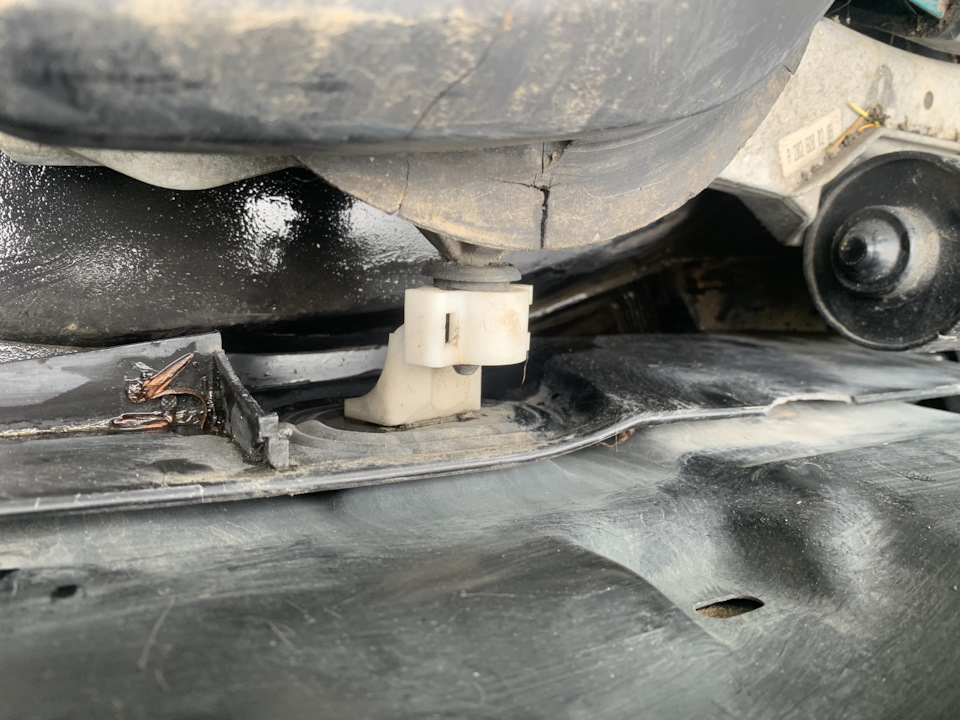 А вот тут было забито все наглухо, грязью, прочистил все хорошо, грязи было много — Mercedes-Benz C-Class (W202)